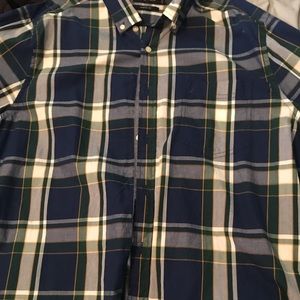 This is Nautica shirt Blue and yellow is the color